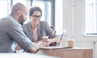 Mann und Frau vor dem Laptop Mann und Frau vor dem Laptop